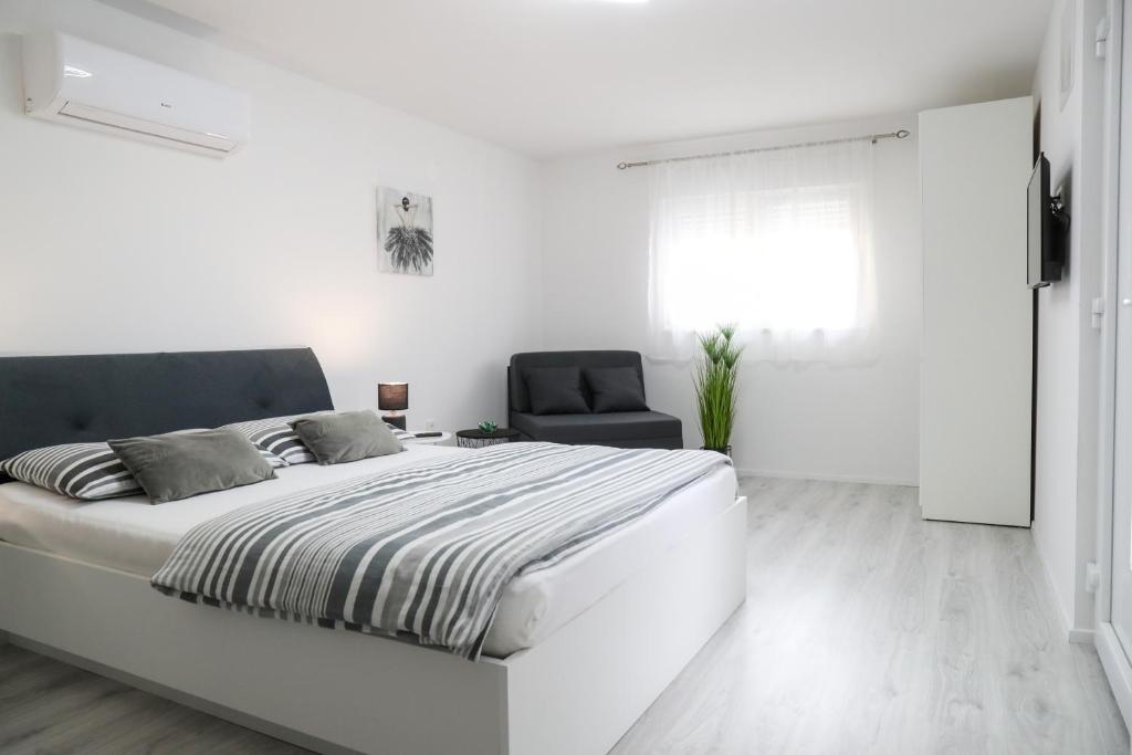 Posteľ alebo postele v izbe v ubytovaní Imperium Rooms Zagreb Airport