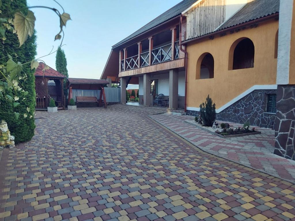 a brick driveway in front of a building at Садиба на Хуторі in Solochin