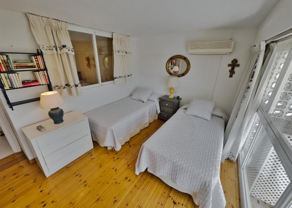 Postel nebo postele na pokoji v ubytování Skol 212. Two Bedrooms Duplex in Marbella Centre on the Beachfront.