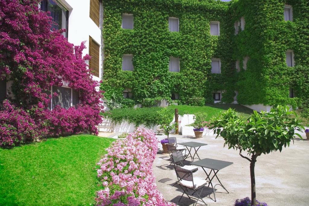 Сад в Hotel Emilia