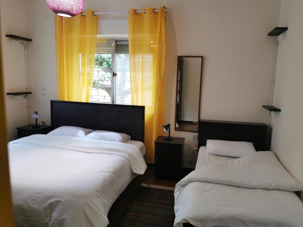Postel nebo postele na pokoji v ubytování Ramallah Hostel
