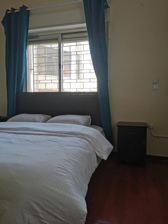 Postel nebo postele na pokoji v ubytování Ramallah Hostel