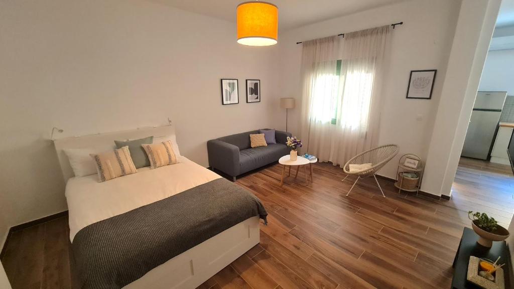 Un pat sau paturi într-o cameră la Yannis Guest House
