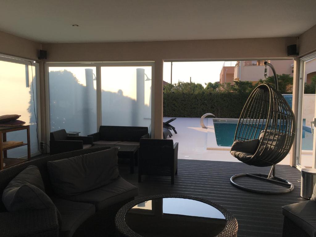 Bazén v ubytovaní Luxury Apartment Arta-2 with heated pool and jacuzzi alebo v jeho blízkosti
