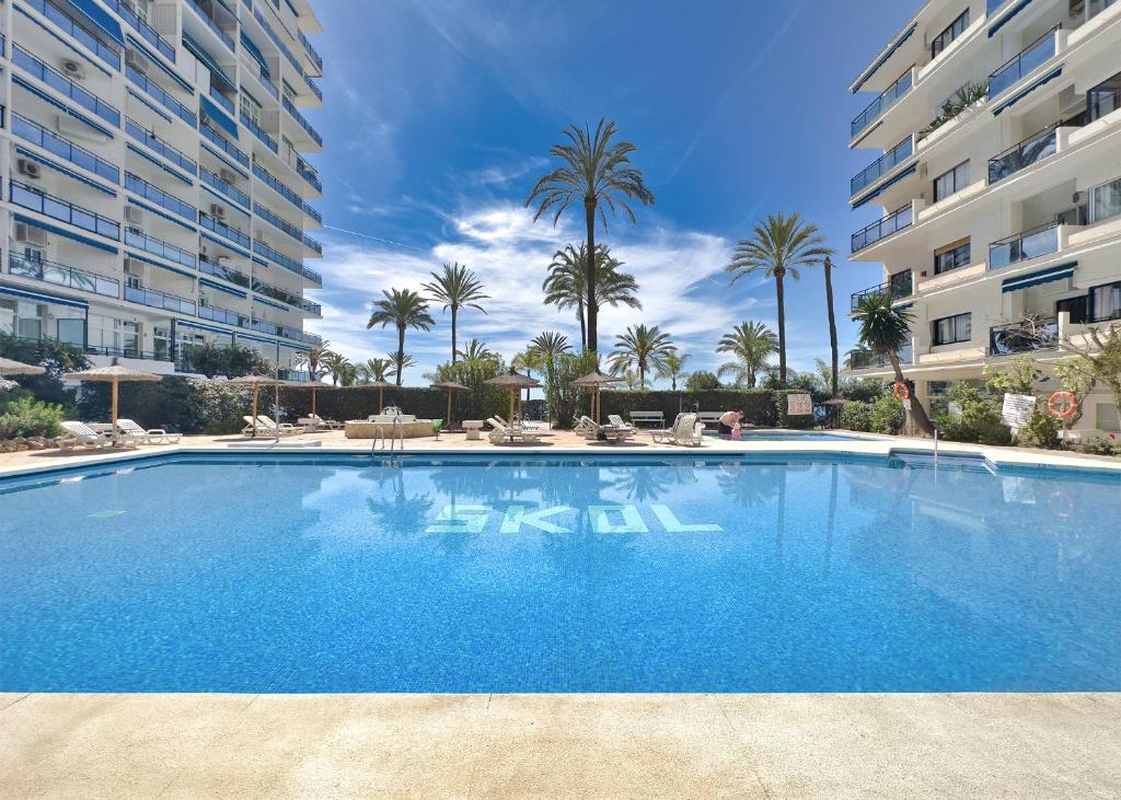 Bazén v ubytování Skol 212. Two Bedrooms Duplex in Marbella Centre on the Beachfront. nebo v jeho okolí