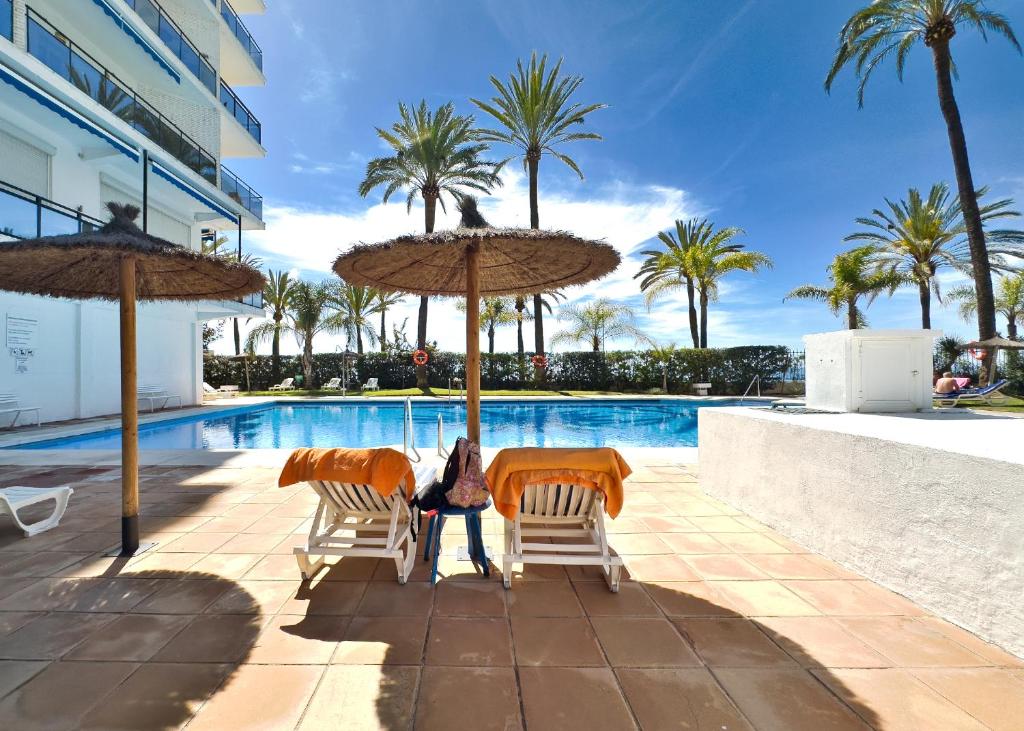 Bazén v ubytování Skol 212. Two Bedrooms Duplex in Marbella Centre on the Beachfront. nebo v jeho okolí