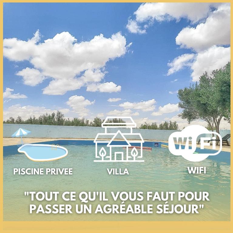 una señal para un resort en un lago con dos barcos en "Plaisir en Pleine Nature Villa Ferme avec Piscine Privée pour un Séjour Relaxant en Nzala