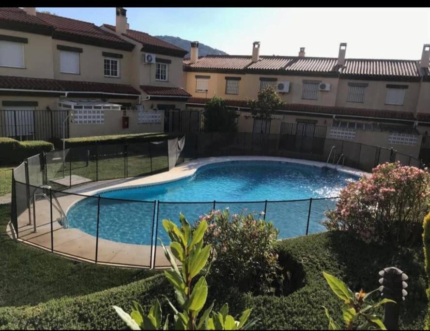 uma piscina com uma cerca à volta em Casa La Puerta de Ronda em Cuevas del Becerro