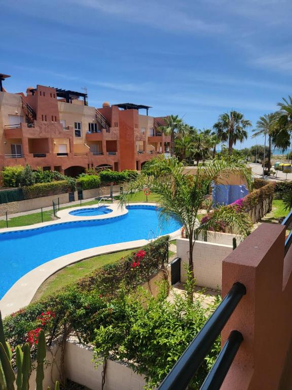 Apartamento coqueto con terraza y cerca de la piscina ...