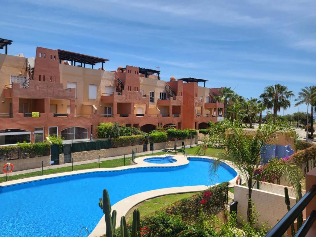 Apartamento coqueto con terraza y cerca de la piscina ...