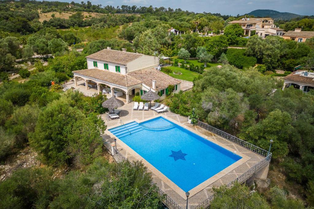 widok z lotu ptaka na dom z basenem w obiekcie Ideal Property Mallorca - Son Perxa w mieście Petra