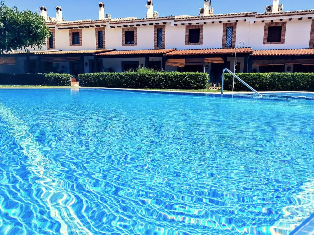 een groot zwembad voor een gebouw bij Apartamento Rural Villa Aurora in Luque