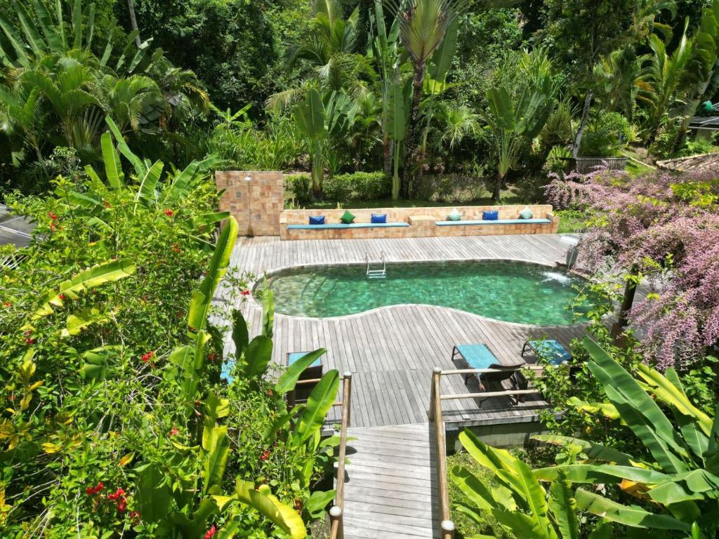 una piscina en medio de un jardín en Pousada do Bosque, en Trancoso