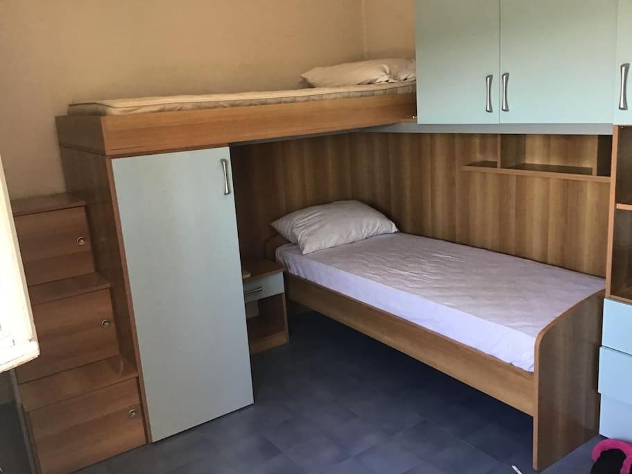 Cette petite chambre comprend 2 lits superposés et des armoires. dans l'établissement Appartamento panoramico centro, à Riccione