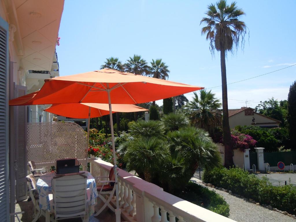 un parasol orange assis au-dessus d'un balcon dans l'établissement Winter Palace, à Cannes