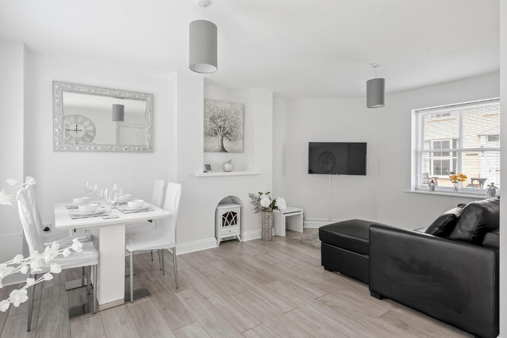 Uma área de estar em Beach Front House