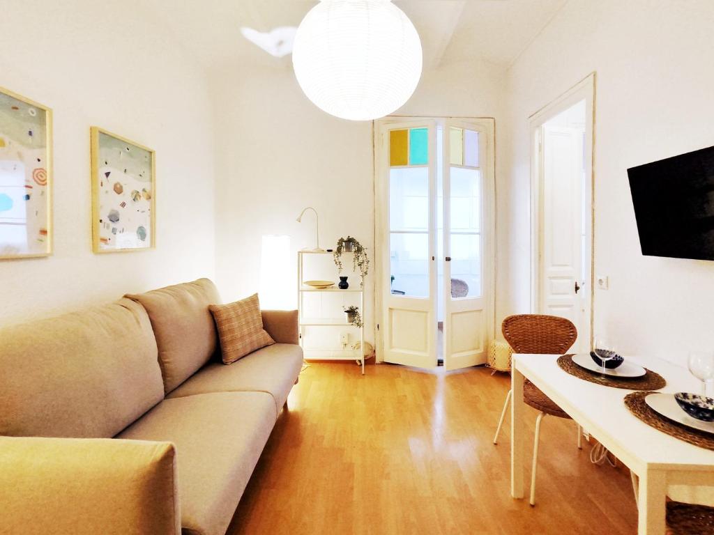 uma sala de estar com um sofá e uma mesa em Acogedor Apartamento en Barcelona Forum Sant Adrià em Sant Adria de Besos