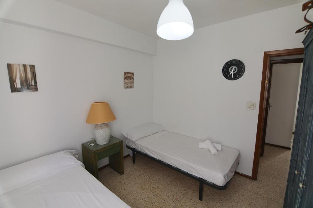 Zdjęcie z galerii obiektu RentalSevilla Apartamento luminoso con 3 dormitorios w Sewilli