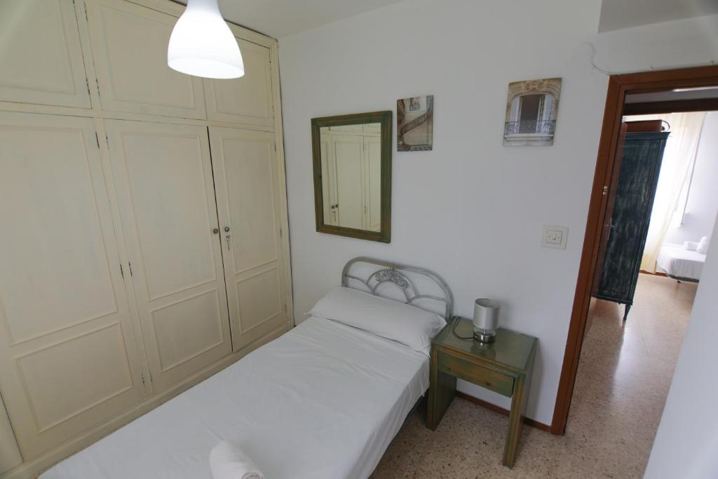 Zdjęcie z galerii obiektu RentalSevilla Apartamento luminoso con 3 dormitorios w Sewilli