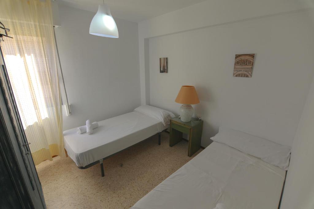 Zdjęcie z galerii obiektu RentalSevilla Apartamento luminoso con 3 dormitorios w Sewilli