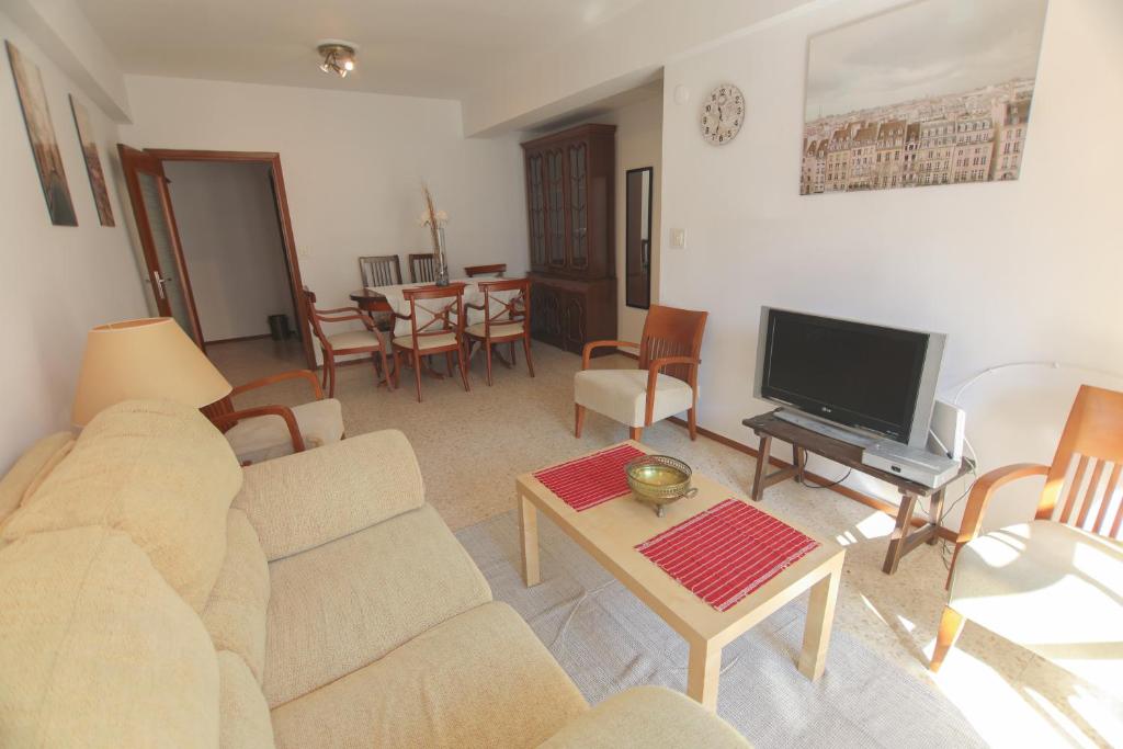 Zdjęcie z galerii obiektu RentalSevilla Apartamento luminoso con 3 dormitorios w Sewilli