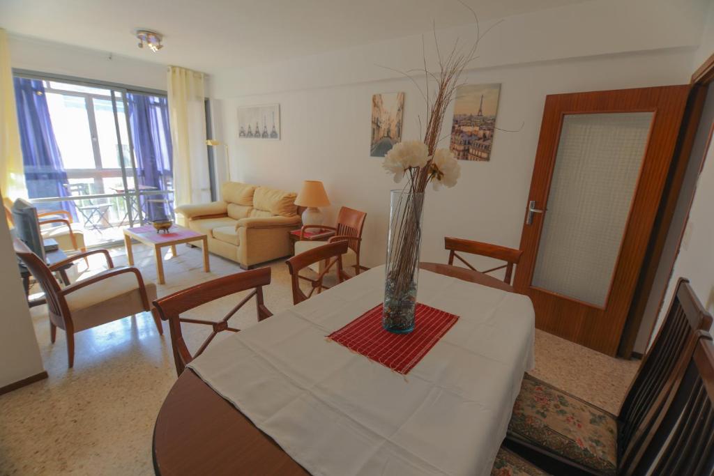 Zdjęcie z galerii obiektu RentalSevilla Apartamento luminoso con 3 dormitorios w Sewilli