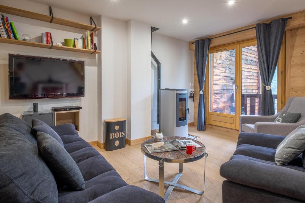 un salon avec un canapé et une table dans l'établissement Chalet Teddy Bear 3 Chambres, au coeur de St Gervais, à Saint-Gervais-les-Bains