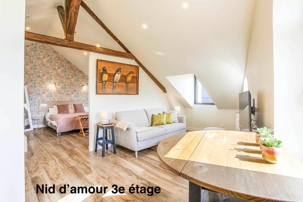 - un salon avec une table et un canapé dans l'établissement Résidence LA VAGUE- 4 appartements Grand Confort -Vue mer - 2 à 6 personnes, à Houlgate