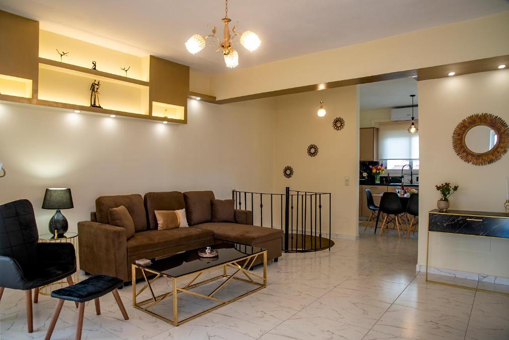 ein Wohnzimmer mit einem Sofa und einem Tisch in der Unterkunft Comfort House Mimosa 1 in Palekastro