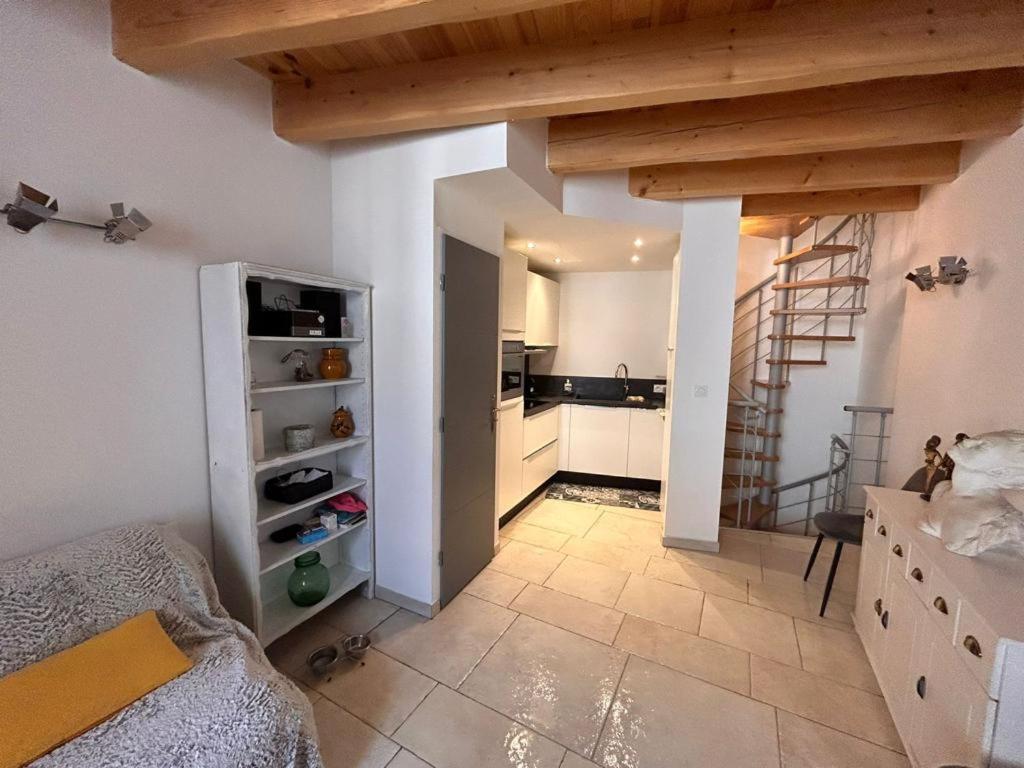 um quarto com uma cozinha e uma escada em Villa fontaine em Adissan