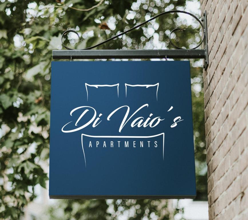 拿坡里的住宿－Di Vaio’s Apartments，挂在砖墙上的蓝色标志