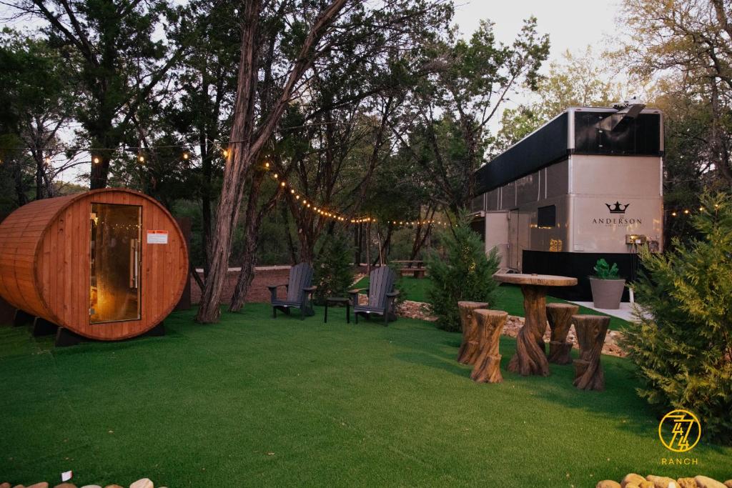 Κήπος έξω από το 7744 Ranch Glamping Resort
