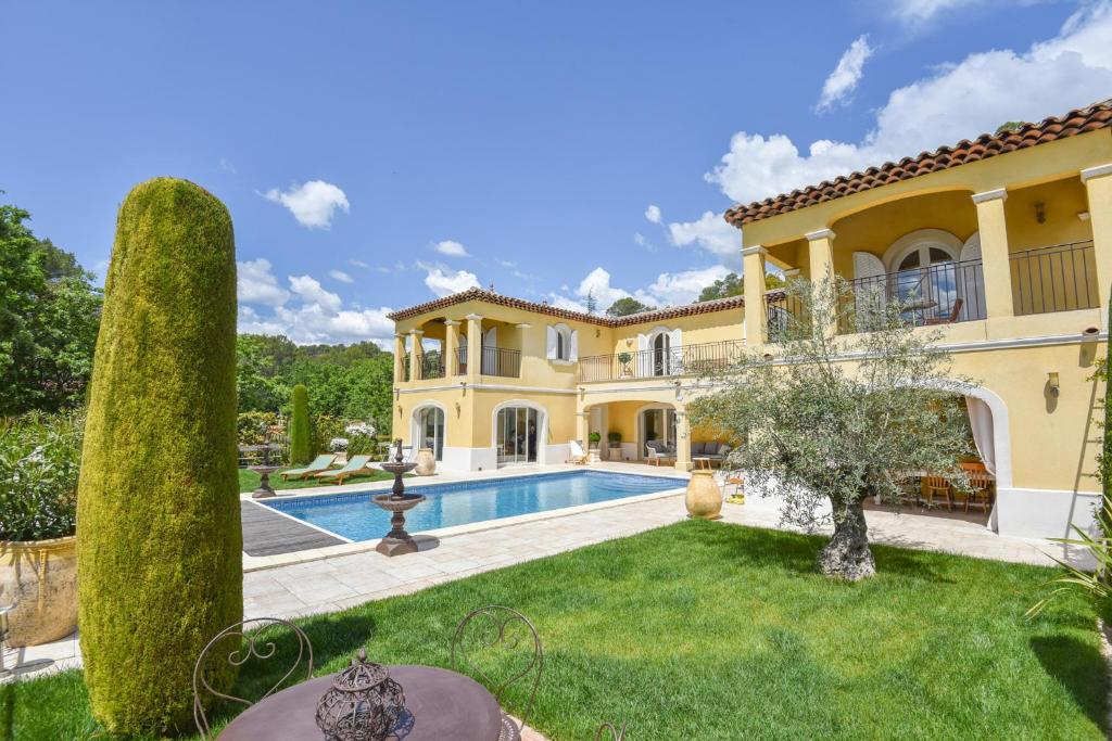 una vista exterior de una casa con piscina en Villa SULIS en Lorgues