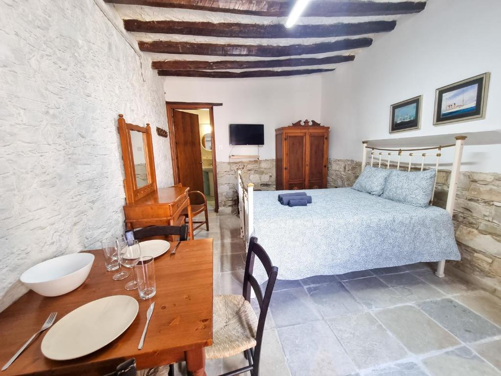 Postel nebo postele na pokoji v ubytování Athena's Pool Oasis
