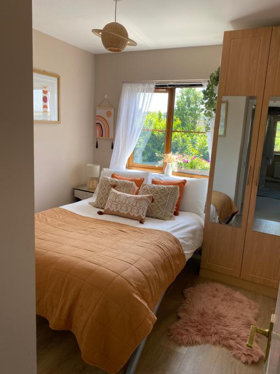 Postel nebo postele na pokoji v ubytování Summer Cottage in Kinsale