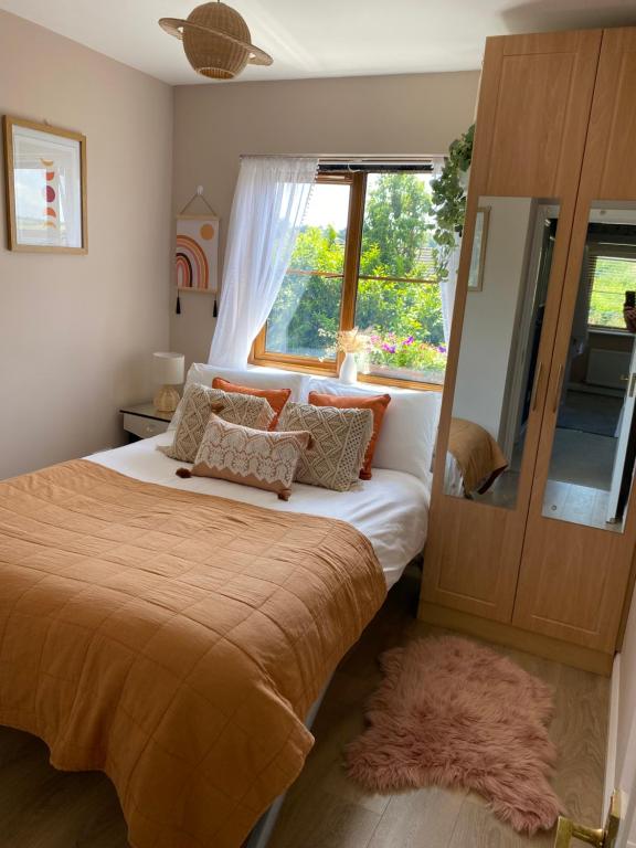 Postel nebo postele na pokoji v ubytování Summer Cottage in Kinsale