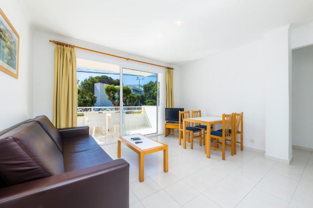 a living room with a couch and a table at Apartament Massanet bb in Canyamel