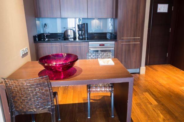 Kuchyň nebo kuchyňský kout v ubytování Nexus Valladolid Suites & Hotel