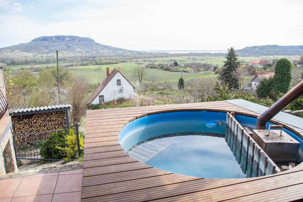 The swimming pool at or close to Naphoz Holddal