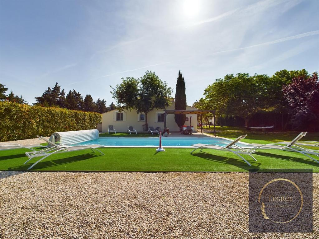 Bazén v ubytovaní Villa Crousadou, 10 personnes avec piscine à Saint-Rémy-de-Provence alebo v jeho blízkosti