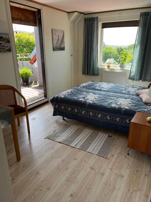 Postel nebo postele na pokoji v ubytování Kungshamns Vandrarhem