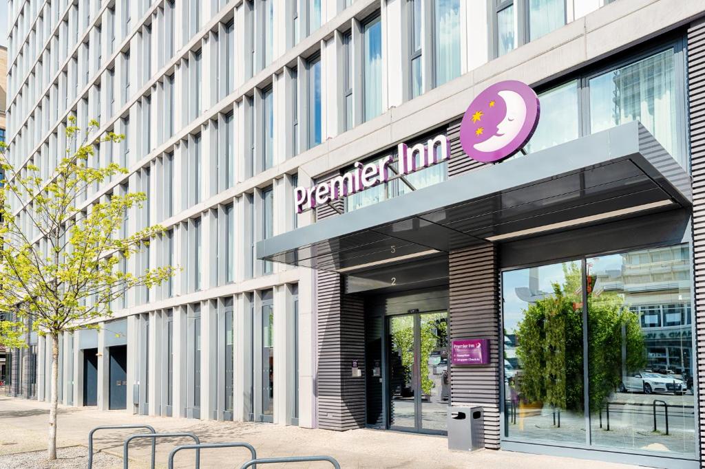 ein Gebäude mit einem Donut-Schild auf der Vorderseite in der Unterkunft Premier Inn Berlin Alexanderplatz in Berlin