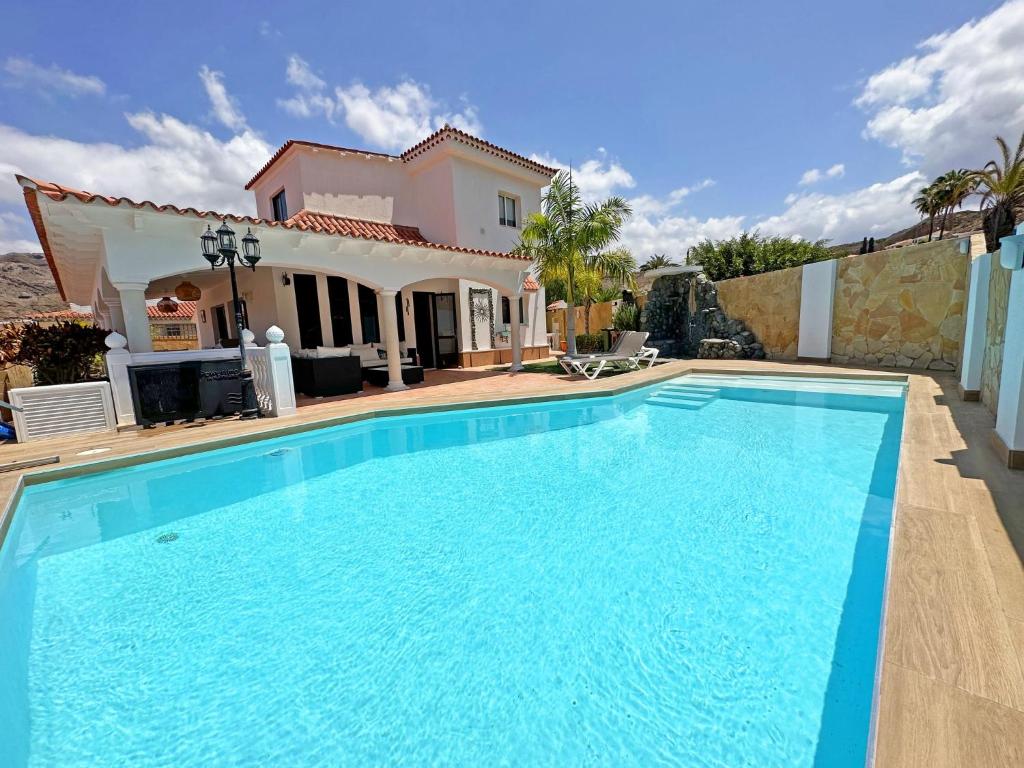 una piscina frente a una casa en Luxury Villa Lucia, en La Playa de Tauro