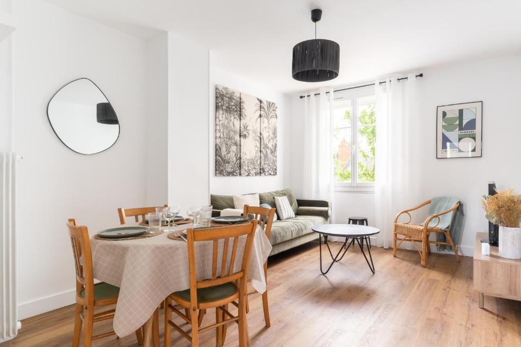 南特的住宿－Joli Appartement avec Garage sur l'Île de Nantes，客厅配有桌子和沙发