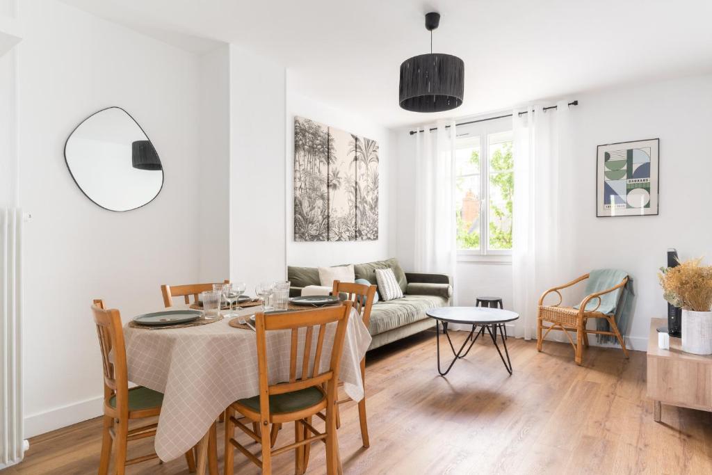 un salon avec une table et un canapé dans l'établissement Joli Appartement avec Garage sur l'Île de Nantes, à Nantes