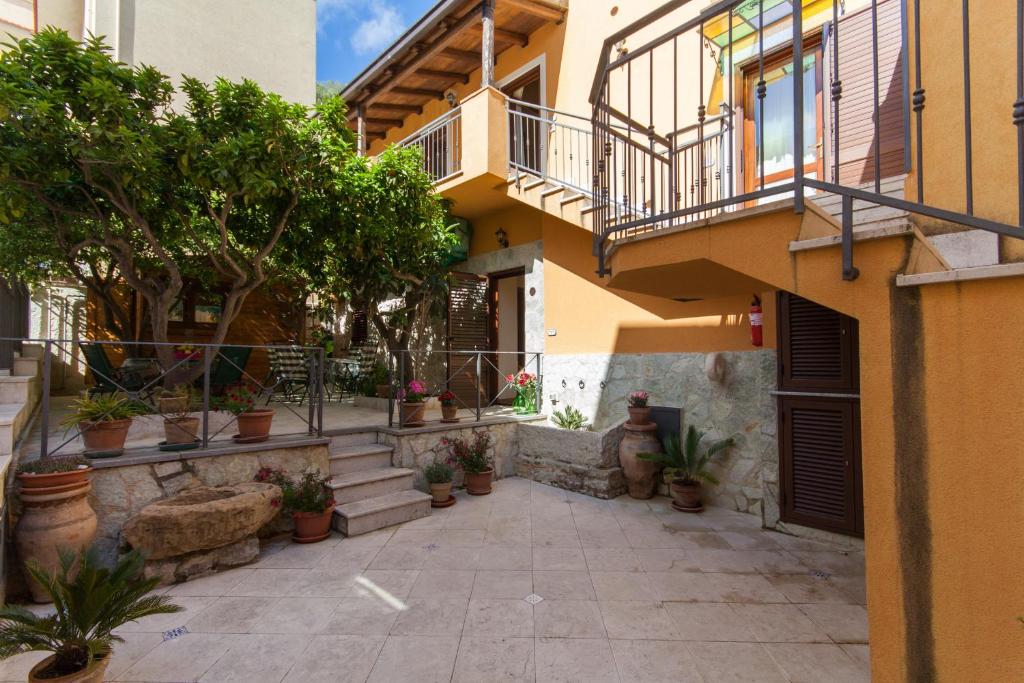 a courtyard of a house with potted plants at Casa Vacanze S. Marco in Valderice