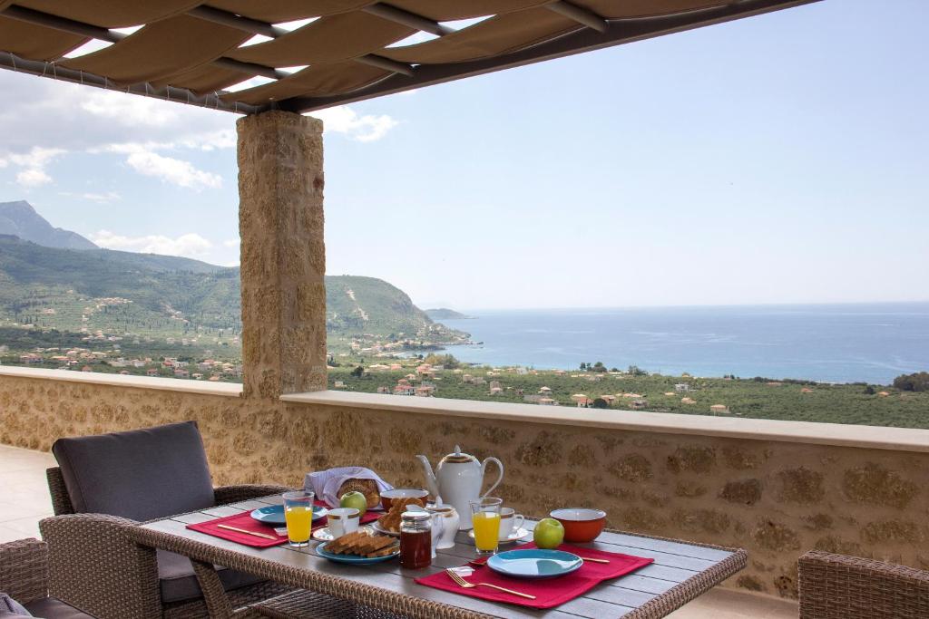 einen Tisch mit Speisen und Meerblick in der Unterkunft Kika Residences in Agios Nikolaos