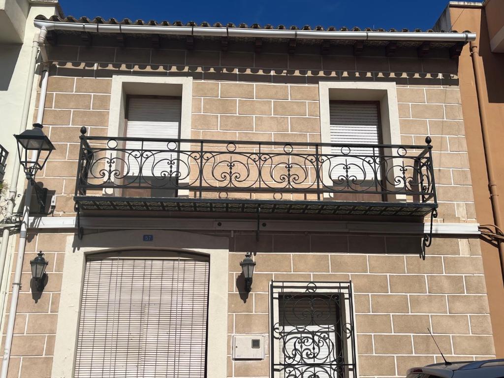 een balkon aan de zijkant van een gebouw bij ROMI ORBA in Orba