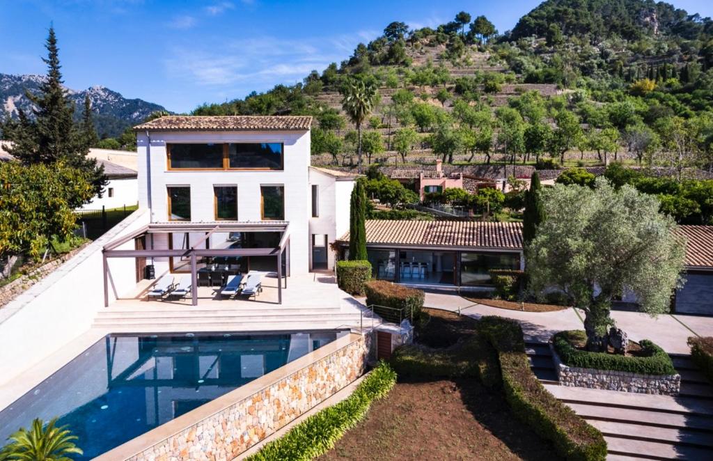 una vista aérea de una casa con piscina en Villa Argiles, en Bunyola