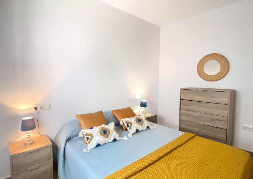 ein Schlafzimmer mit einem blauen Bett mit zwei Hunden darauf in der Unterkunft Estancia a 600m de la playa en el centro de Punta Umbria in Punta Umbría